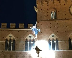 Torna la Befana dei Vigili del Fuoco di Siena in piazza del Campo