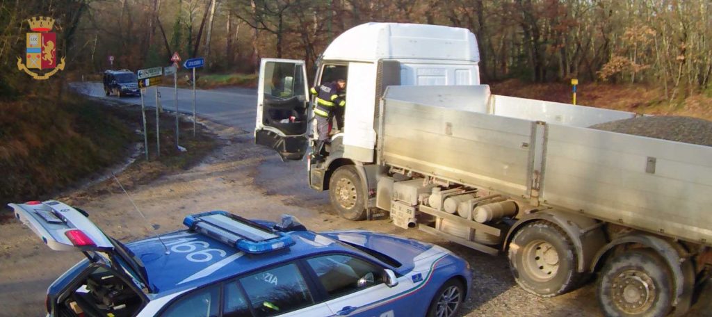 Due tir per strada carichi di rifiuti pericolosi non coperti: multati con 3mila euro