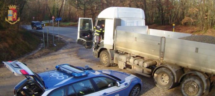 Due tir per strada carichi di rifiuti pericolosi non coperti: multati con 3mila euro