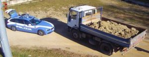 Tir trasporta scarti edili senza coprirli, un altro trucca la scatola nera: multe e sequestri sull'Autopalio