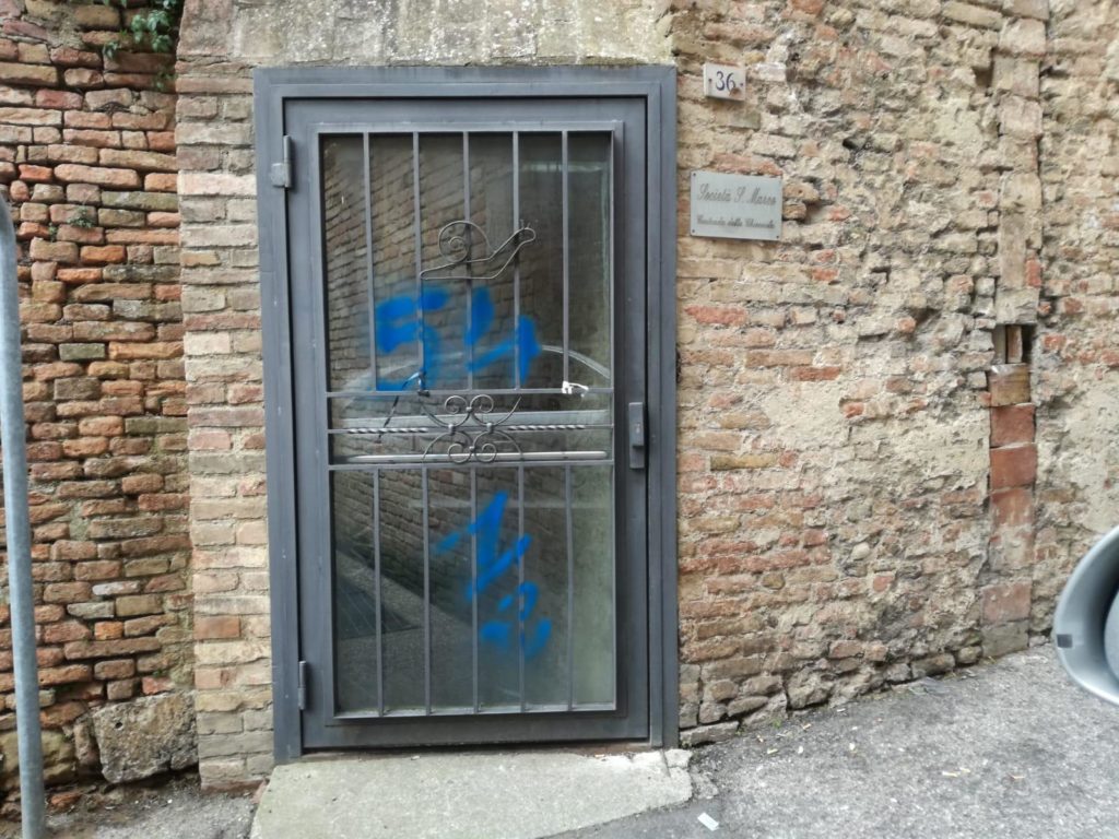 Associazione Le Mura: "Atti vandalici in Contrada, azioni stupide che ci feriscono"