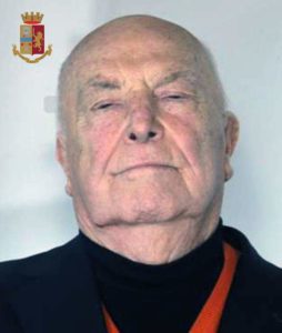 La truffa del nonno: 83enne compra abiti costosi con assegni a vuoto