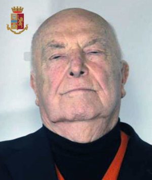 La truffa del nonno: 83enne compra abiti costosi con assegni a vuoto