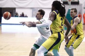 Mens Sana eroica lotta fino all'ultimo ma vince Scafati 83-76. La curva contesta duramente la societ&agrave;