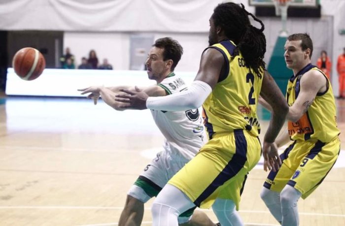 Mens Sana eroica lotta fino all'ultimo ma vince Scafati 83-76. La curva contesta duramente la societ&agrave;