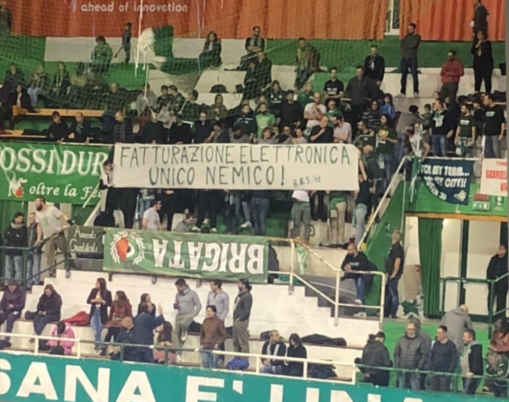 Mens Sana, la Brigata Biancoverde ancora polemica con la societ&agrave;