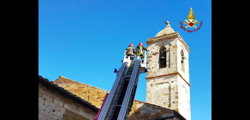 Trequanda, rimossa la sfera in rame della chiesa dei Santi Pietro e Paolo