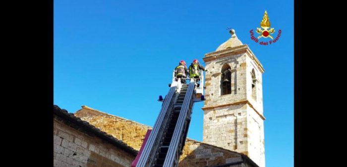 Trequanda, rimossa la sfera in rame della chiesa dei Santi Pietro e Paolo