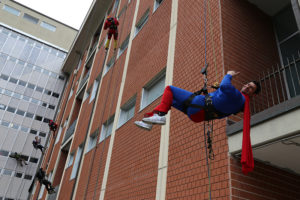 I supereroi con i regali dai bimbi di pediatria calandosi dal tetto - FOTO