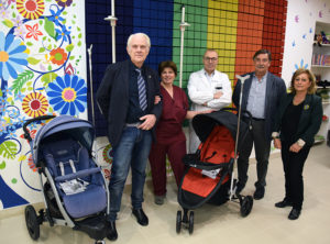 Associazione Arte degli Speziali della Pantera dona due passeggini con asta porta-flebo a Pediatria