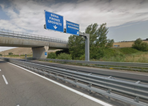 Auto si ribalta sulla Siena-Bettolle, guidatore illeso