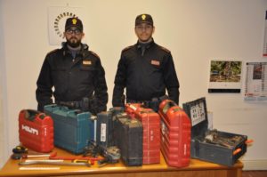 La Polizia blocca all'Acquacalda due ladri in possesso di arnesi da scasso rubati