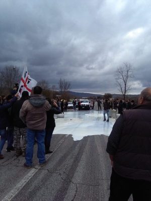 Protesta del latte, i pastori sardi bloccano il Rally della Val d&rsquo;Orcia