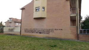 Delusione d'amore, lei lo tradisce e lui imbratta i muri - FOTO