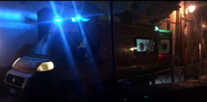 Salta sul taxi e nella fuga cade da un muretto: goliardata sfiora la tragedia in centro