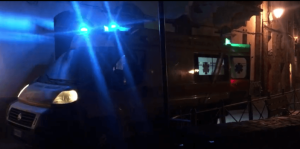 Salta sul taxi e nella fuga cade da un muretto: goliardata sfiora la tragedia in centro
