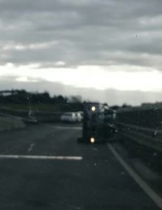 Auto si ribalta sul cavalcavia del Ruffolo. Viabilità in tilt