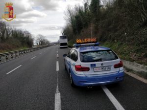 Trasporta rifiuti in modo scorretto sull'Autopalio: denuncia e multa per un camionista