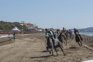 A Pasquetta lo storico Palio della Costa Etrusca sulla spiaggia