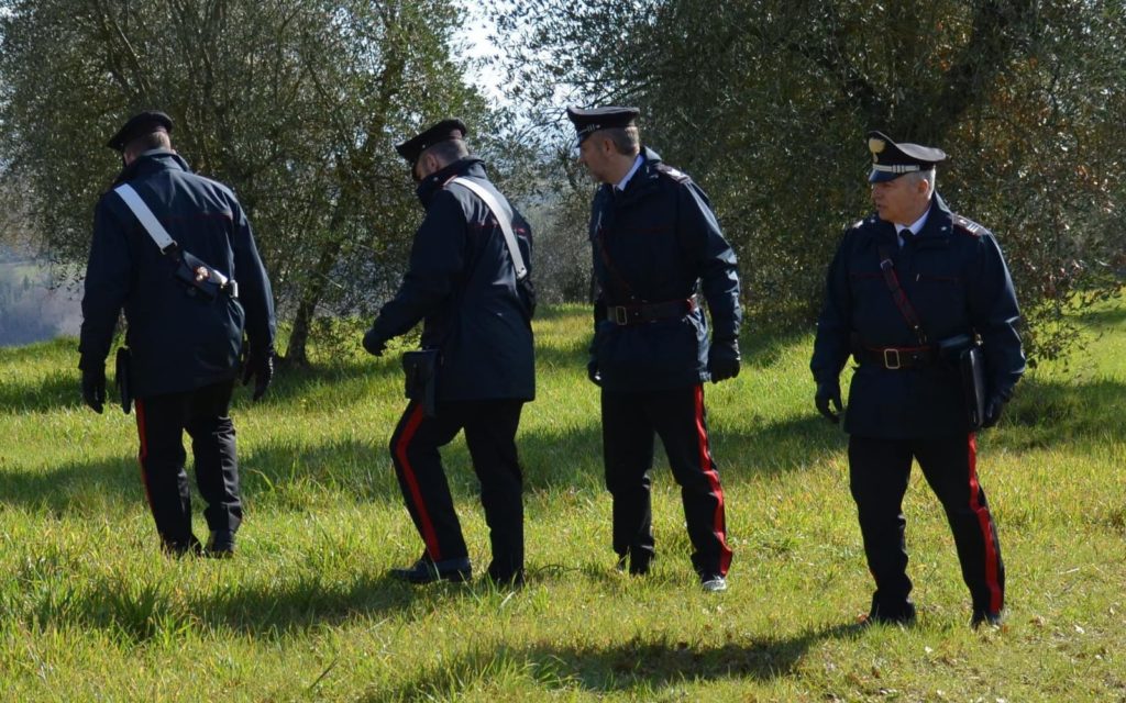 Due giovani si perdono nel bosco: i carabinieri li recuperano