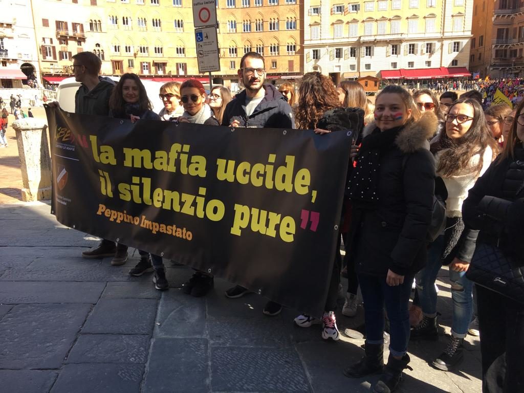 Giornata memoria vittime Mafia, il passaggio di Libera in piazza del Campo - FOTO