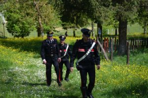 Tre ragazzini si perdono nel bosco, i carabinieri li recuperano