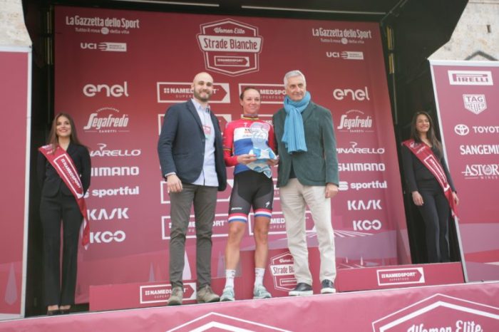 Strade Bianche, Onda: Blaak e Fuglsang si aggiudicano il premio Mattia Simoni