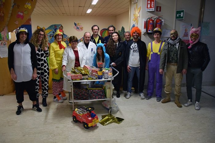 Carnevale in pediatria: la Nobile Contrada dell'Oca porta sorrisi e maschere ai bimbi