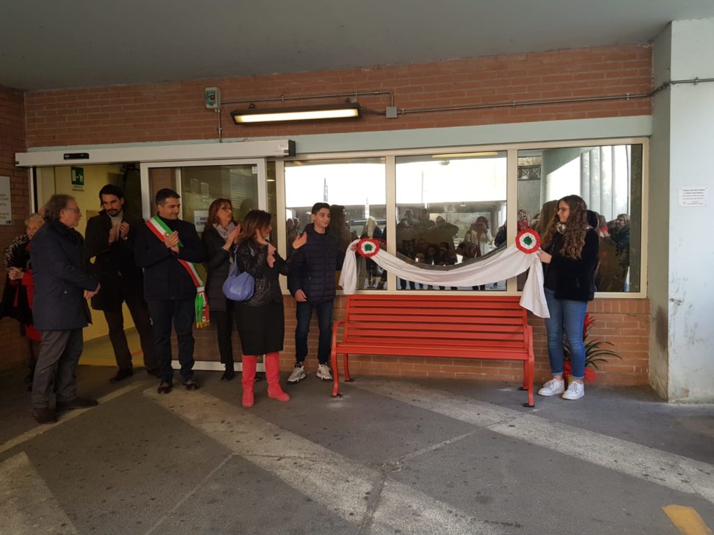 Femminicidio: Rotary Club Valdelsa dona la prima panchina rossa all’ospedale di Campostaggia