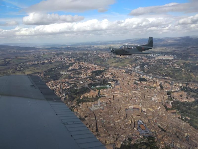 Gli studenti senesi in volo sulla città