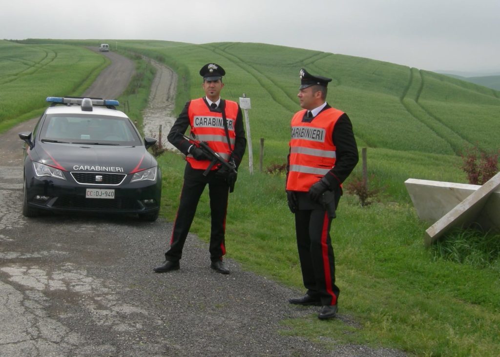 Ladri colti in flagrante dai carabinieri riescono a scappare