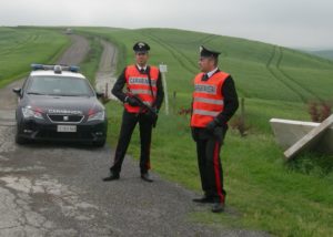 Ladri colti in flagrante dai carabinieri riescono a scappare