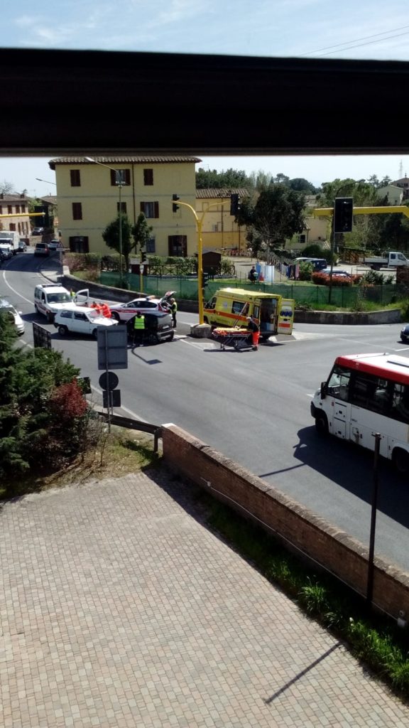 Scontro tra due auto all'incrocio Cerchiaia-Coroncina