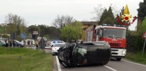 Scontro tra auto sulla Sr2 Cassia, una si ribalta