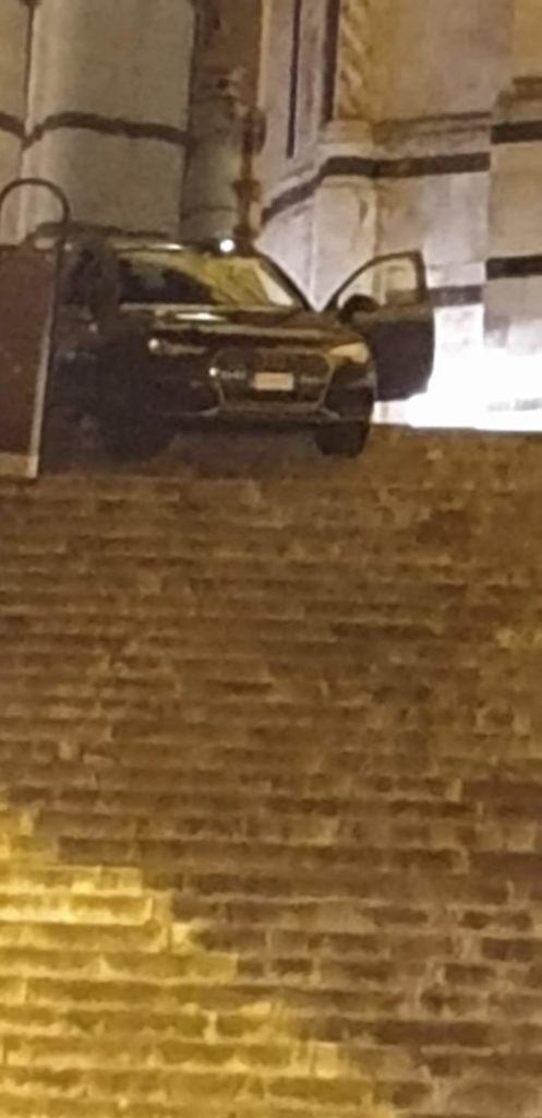 Tradita dal navigatore, auto dei turisti bloccata sulla scalinata del Battistero del Duomo