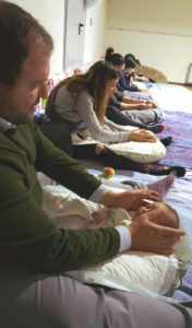 Curare i bambini con il massaggio infantile: corsi attivi in tutta la Asl Toscana sud est