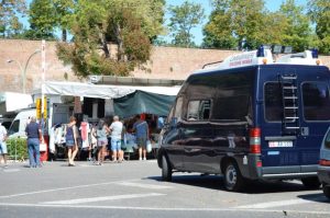 Ruba il borsello a un anziano al mercato, incastrato da un video col telefonino