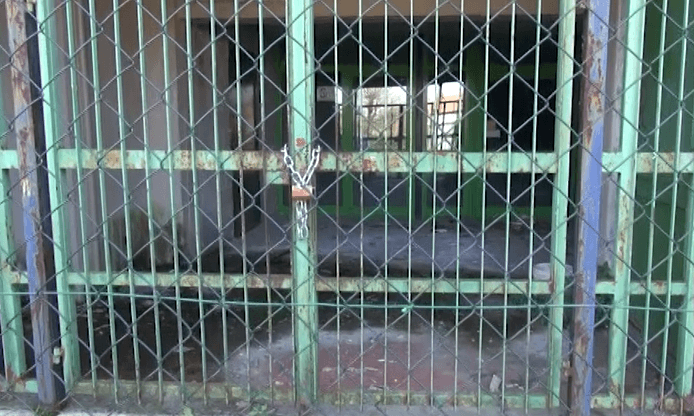 Ex scuola Alfieri, il degrado avanza. Michelotti: "Aspettiamo la firma di Unicoop per la gestione del piazzale"