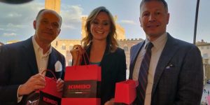 Serena Autieri consegna al sindaco tre immobilizzatori per i sospetti infortuni agli arti del cavallo