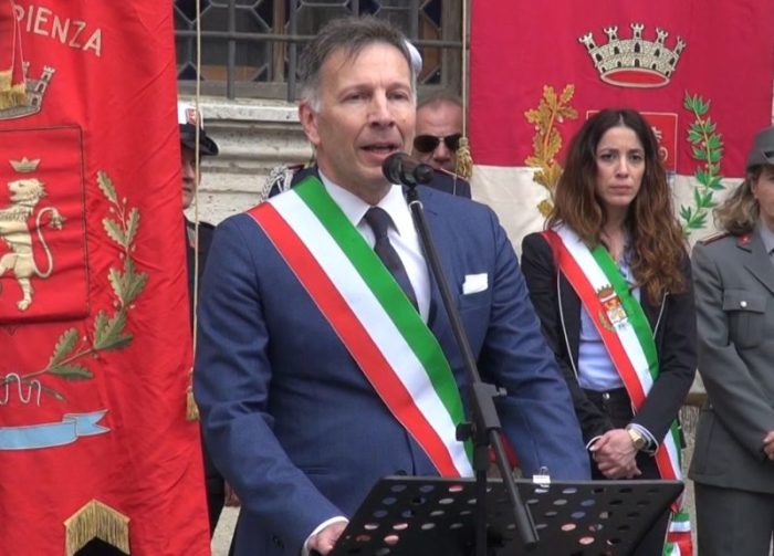 Maggioranza e presidente Consiglio comunale: "Vicini a De Mossi. Contestazione preventiva, strumentalizzato il 25 aprile"