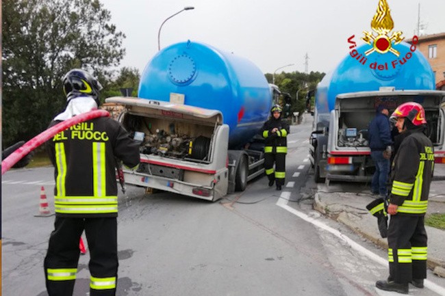 Autocisterna di Gpl in panne, intervengono i vigili del fuoco per il travaso