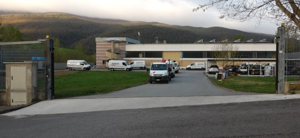 Fuori pericolo l'operaio precipitato dal tetto di un capannone