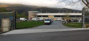 Fuori pericolo l'operaio precipitato dal tetto di un capannone