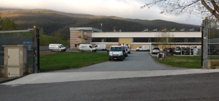 Fuori pericolo l'operaio precipitato dal tetto di un capannone