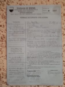 Pulisce il suolo pubblico, viene multata. Tirelli: "Episodio increscioso, la rimborso io"