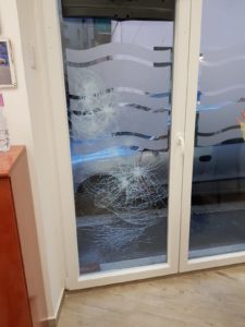 Distrugge una vetrina con un mattone, insulta e aggredisce i passanti: 57enne denunciato dalla Polizia