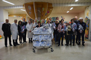 Pasqua, i carabinieri portano 100 uova di cioccolato ai bimbi di Pediatria