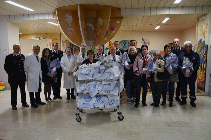 Pasqua, i carabinieri portano 100 uova di cioccolato ai bimbi di Pediatria