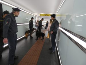 Controlli antidroga della Finanza, alla stazione fermato un 45enne svizzero