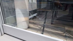 Rotta con un calcio la vetrata esterna dello Snack Bar